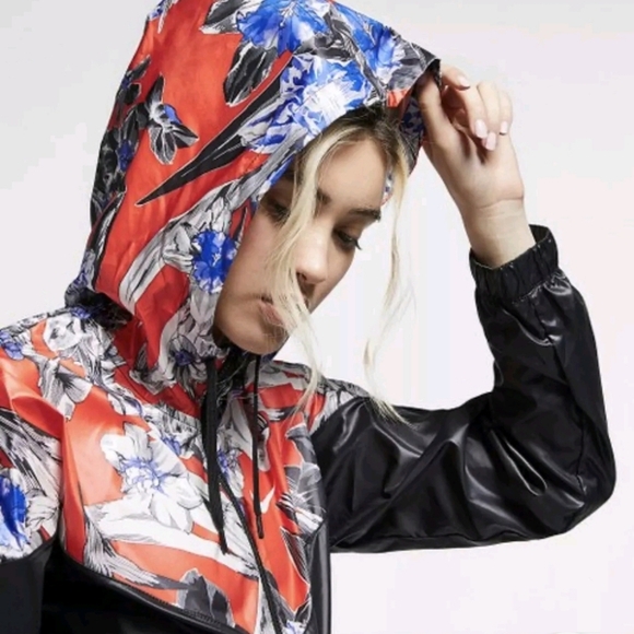 Nike Floral Crop Windrunner, Light Rain Jacket, Hooded Lightweight - Picture 3 of 8